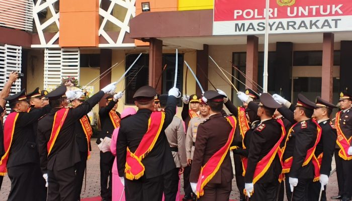 Prosesi Pedang Pora Sambut Kedatangan AKBP Rico Yumasri, S.I.K.,M.I.K., Di Mako Polres Probolinggo Kota