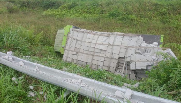 Gara Gara Rem Blong, Truck Matrial Terguling di Jalan Bomang