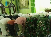 Dari Medan Pembangunan ke Saf Masjid, TNI dan Warga Sukamaju Pererat Persaudaraan