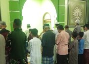 Suasana Khusyuk, Satgas TMMD Tarawih Bersama Warga Sukamaju