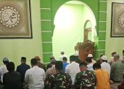 Hangatnya Ramadan, Satgas TMMD dan Warga Sukamaju Shalat Tarawih Bersama