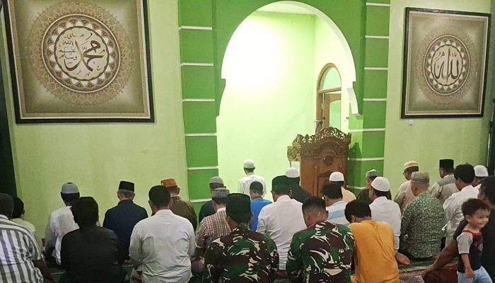 Hangatnya Ramadan, Satgas TMMD dan Warga Sukamaju Shalat Tarawih Bersama