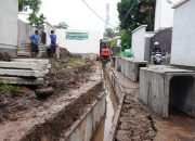 Meski Diguyur Hujan, Satgas TMMD Depok Tuntaskan Drainase untuk Warga Sukamaju