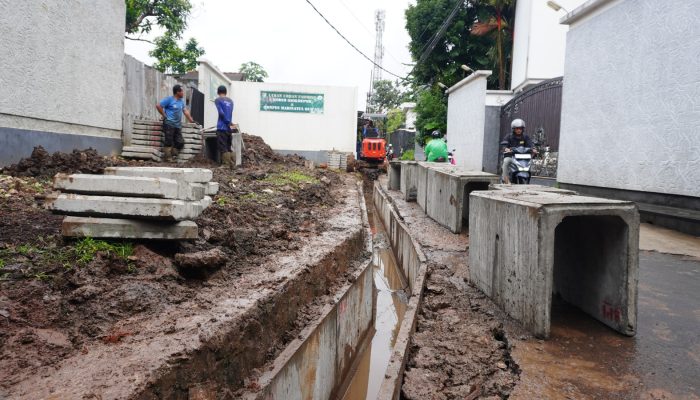 Meski Diguyur Hujan, Satgas TMMD Depok Tuntaskan Drainase untuk Warga Sukamaju