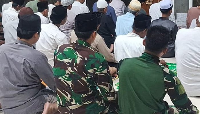 Tarawih Bersama Satgas TMMD, Warga Sukamaju Rasakan Hangatnya Kebersamaan Ramadan