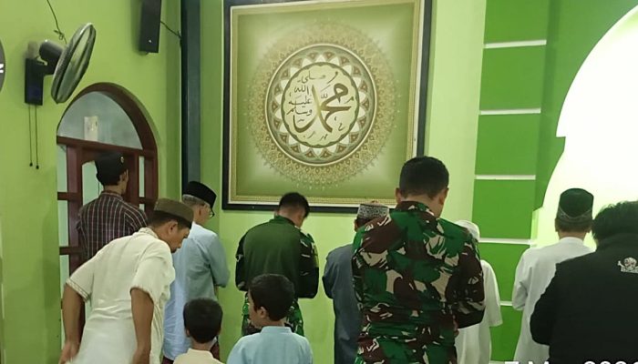 Humanis di Lokasi TMMD, TNI dan Warga Sukamaju Tarawih Bersama
