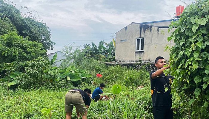 TMMD Kodim 0508/Depok Bersama Warga Bersihkan Lingkungan di Tirtajaya
