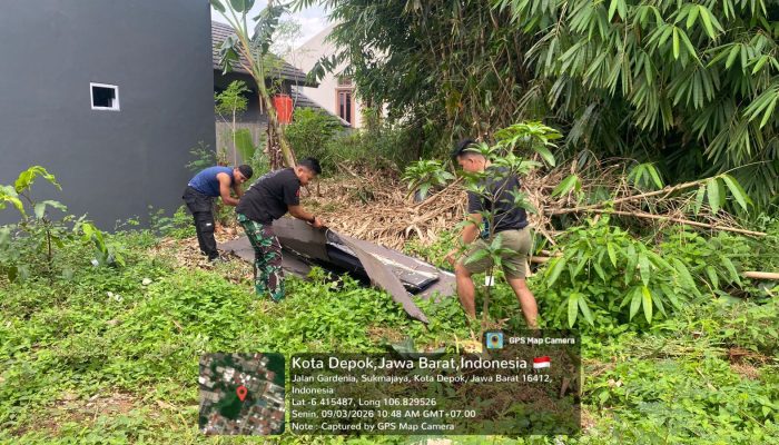 Satgas TMMD Kodim Depok dan Warga Gotong Royong Bersihkan Jalan Gardenia