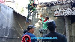 Wujudkan Hunian Layak, Babinsa Kanigoro Bahu Membahu Perbaiki Rumah Warga