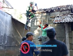 Wujudkan Hunian Layak, Babinsa Kanigoro Bahu Membahu Perbaiki Rumah Warga