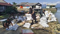 Personel Satgas TMMD Bersama Masyarakat Drop Material Pasir ke Lokasi Sasaran Melalui Jalur Laut