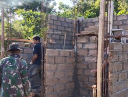 Satgas TMMD Ke-129 Bersama Warga Polewali Kebut Pemasangan Dinding Batako MCK
