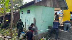 Sinergi TNI dan Warga: Pemasangan Atap MCK SDN Pulau Dua dalam TMMD Ke-129 Berjalan Lancar