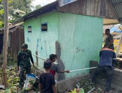 Sinergi TNI dan Warga: Pemasangan Atap MCK SDN Pulau Dua dalam TMMD Ke-129 Berjalan Lancar