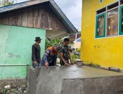 Satgas TMMD dan Warga Lanjutkan Pemasangan Dudukan Tandon Air Program Manunggal Air Bersih di SDN Desa Pulau Dua