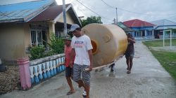 Gotong Royong Angkat Tower Air, Satgas TMMD Ke-129 Bersama Warga Percepat Pekerjaan Manunggal Air di Desa Umbele