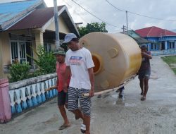 Gotong Royong Angkat Tower Air, Satgas TMMD Ke-129 Bersama Warga Percepat Pekerjaan Manunggal Air di Desa Umbele