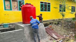 Pemasangan Tandon Air Manunggal Air Bersih di SDN Pulau Dua Masuki Tahap Pemasangan Tandon