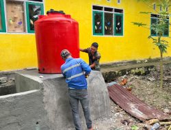 Pemasangan Tandon Air Manunggal Air Bersih di SDN Pulau Dua Masuki Tahap Pemasangan Tandon