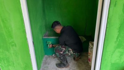 Pengecatan Bak Air dan Dinding MCK SDN Pulau Dua Terus Berlanjut