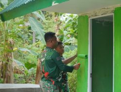 Pengecatan Dinding MCK SDN Desa Pulau Dua, Bukti Nyata Kinerja Satgas TMMD
