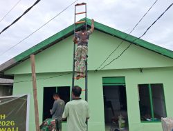 Satgas TMMD Ke-129 Lanjutkan Pengecatan Dinding Luar RTLH Milik Bapak Suhardin