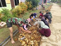 Hari Libur, Anak-anak SD Berinisiatif Bantu Satgas TMMD Meratakan Batu Rabat Beton