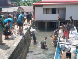 Satgas TMMD dan Warga Gotong Royong Muat Pasir untuk Percepat Pembangunan Rabat Jalan Beton