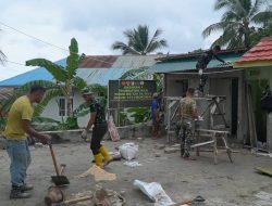 Pemasangan Seng dan Plester Dinding Luar MCK Masjid Quba Terus Berjalan di Desa Umbele