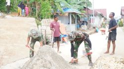 Di Bawah Terik Matahari, Satgas TMMD Ke-129 Tetap Genjot Pembangunan Rabat Beton di Desa Polewali