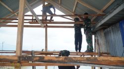 Renovasi RTLH Milik Ibu Syamsiah Terus Berlanjut, Satgas TMMD Pasang Rangka Dinding Kalsiboard