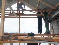 Renovasi RTLH Milik Ibu Syamsiah Terus Berlanjut, Satgas TMMD Pasang Rangka Dinding Kalsiboard
