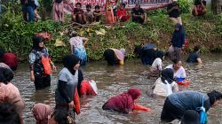 Puluhan Ibu – Ibu Rela Belepotan Dalam Keseruan Ngubek Empang di RW 03 Pabuaran Bojong Gede