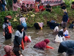 Puluhan Ibu – Ibu Rela Belepotan Dalam Keseruan Ngubek Empang di RW 03 Pabuaran Bojong Gede