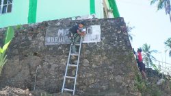 Pengecatan Masjid di Desa Polewali Terus Dikerjakan Satgas TMMD Ke-129