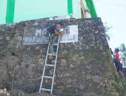 Pengecatan Masjid di Desa Polewali Terus Dikerjakan Satgas TMMD Ke-129