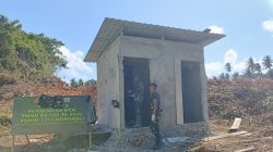 Pekerjaan MCK Masjid Desa Polewali Masuki Tahap Pengaplasan dan Pemasangan Keramik Lantai