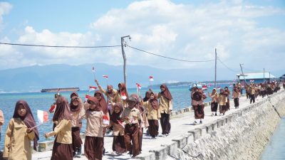 Siswa-Siswi Antusias Sambut Kunjungan Tim Wasev TMMD Ke-129 di Kepulauan Umbele