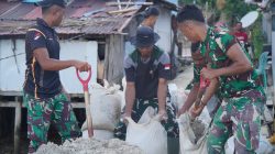 Satgas TMMD Ke-129 Angkut Material Pasir untuk Pembangunan Rabat Beton di Desa Polewali