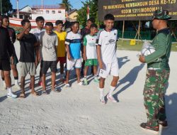 Satgas TMMD Serahkan Bantuan Bola Kaki kepada Karang Taruna Desa Umbele