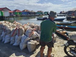 Satgas TMMD Angkut Material Pasir dari Pelabuhan Gunakan Kendaraan Roda Dua