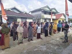 Ibu-Ibu Desa Polewali Bersama Satgas TMMD Bersihkan Lokasi Jelang Penutupan TMMD Ke-129