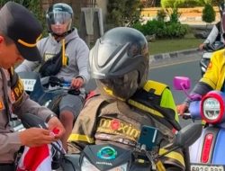 500 Bendera Merah Putih Dibagikan di Samarinda, Polisi Mengajak Warga Merawat Makna Kemerdekaan
