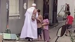 Ilmu Bukan Hanya Hadir di Atas Mimbar, Justru Keteladanan Ilmu, Akhlak, Itu Hadir di Pinggir Jalan dan Lingkungan Sekitar