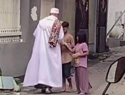 Ilmu Bukan Hanya Hadir di Atas Mimbar, Justru Keteladanan Ilmu, Akhlak, Itu Hadir di Pinggir Jalan dan Lingkungan Sekitar