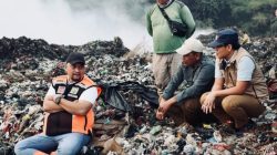 Berjam-jam di Atas Tumpukan Sampah, Rudy Susmanto Pastikan Pemadaman Api Galuga Tak Berhenti