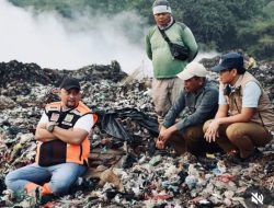 Berjam-jam di Atas Tumpukan Sampah, Rudy Susmanto Pastikan Pemadaman Api Galuga Tak Berhenti