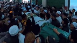 Ribuan Manusia mengiringi Jenazah Ulama Karismatik KH. Syukron Ma’mun Pengasuh Ponpes Daarul Rahman