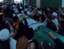Ribuan Manusia mengiringi Jenazah Ulama Karismatik KH. Syukron Ma’mun Pengasuh Ponpes Daarul Rahman